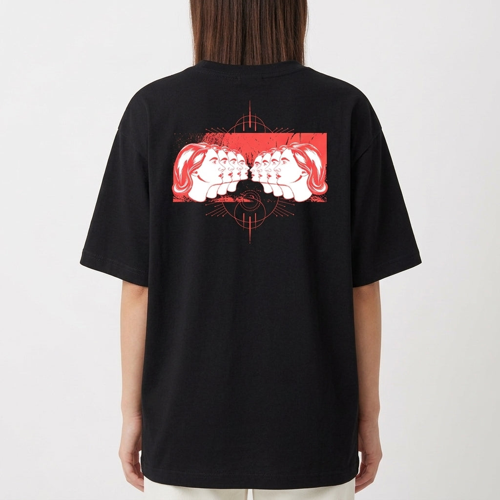Camiseta com estampa frontal de texto "COMPANY" em relevo e estampa traseira de ilustração artística com rostos repetidos sobre fundo geométrico.