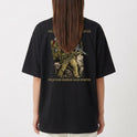 Camiseta com estampa frontal de brasão decorativo ao lado da palavra "LEGIO" e estampa traseira de soldado armado acompanhado de frase inspiradora acima e abaixo.