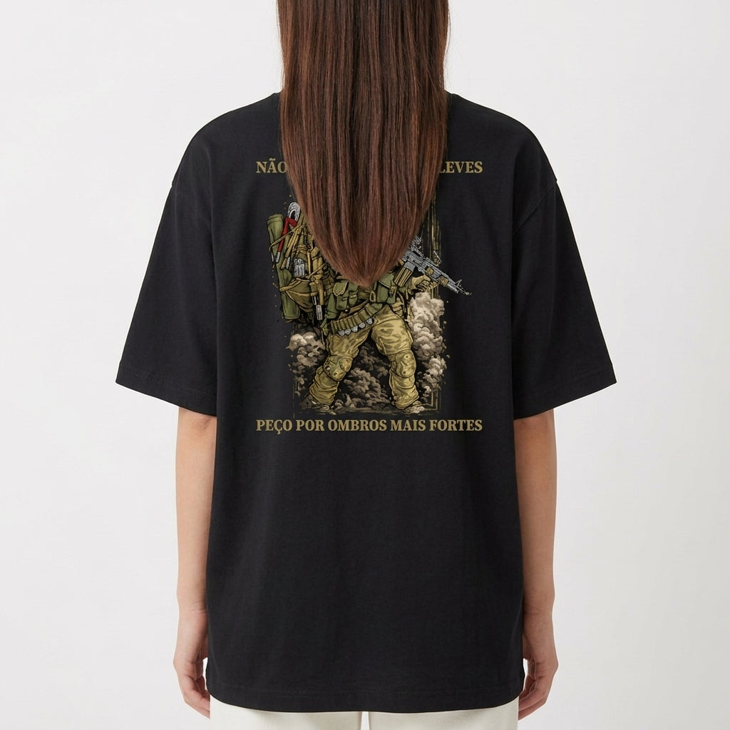 Camiseta com estampa frontal de brasão decorativo ao lado da palavra "LEGIO" e estampa traseira de soldado armado acompanhado de frase inspiradora acima e abaixo.