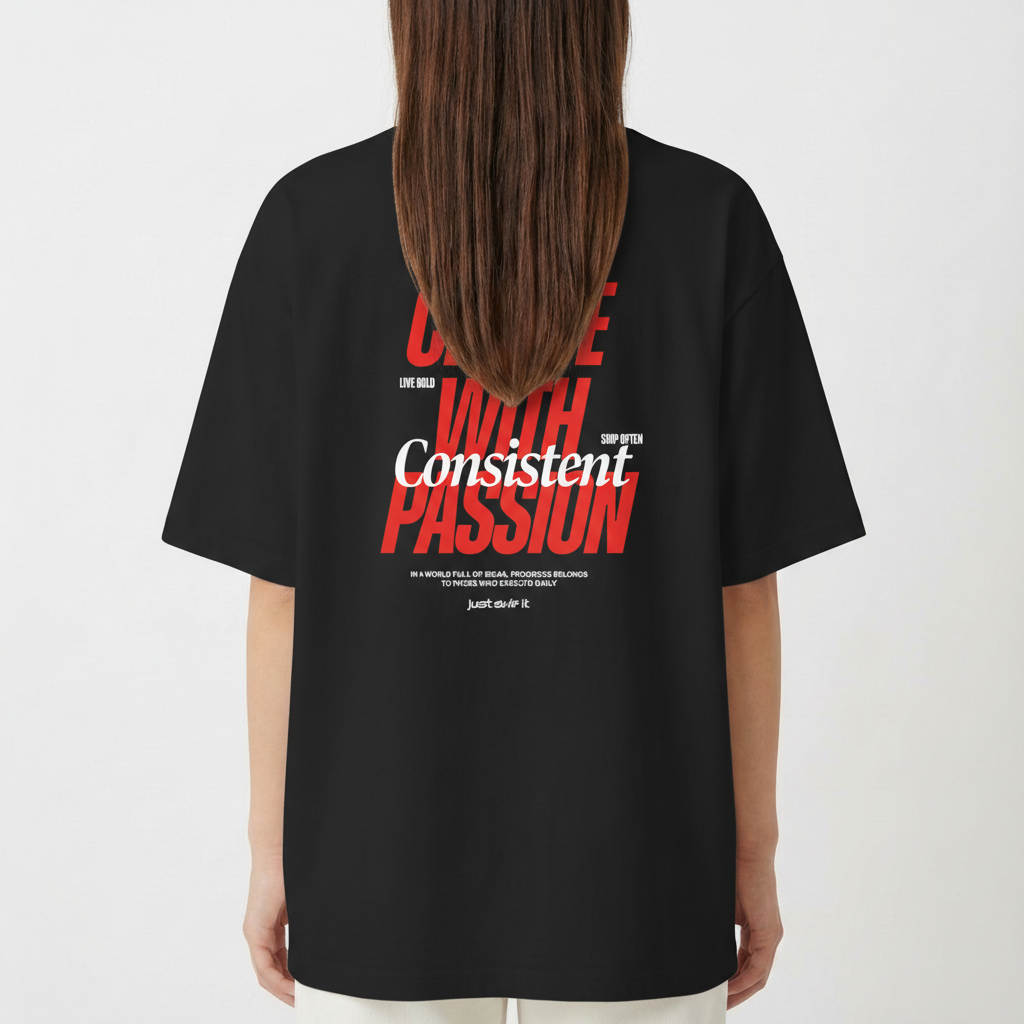 Camiseta com estampa frontal de "CREATE WITH PASSION" e texto de apoio menor, e estampa traseira elaborada de "CREATE WITH PASSION" e "Be Consistent".