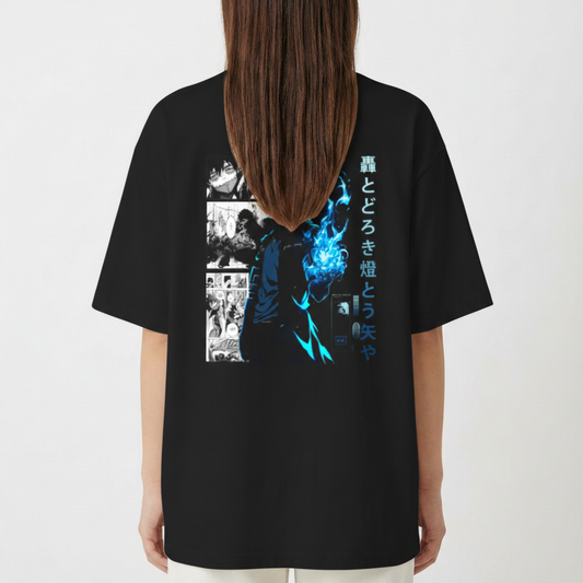 Camiseta com estampa frontal de pequenos elementos abstratos e estampa traseira de personagem de anime com chama azul, rodeado por quadros de mangá.
