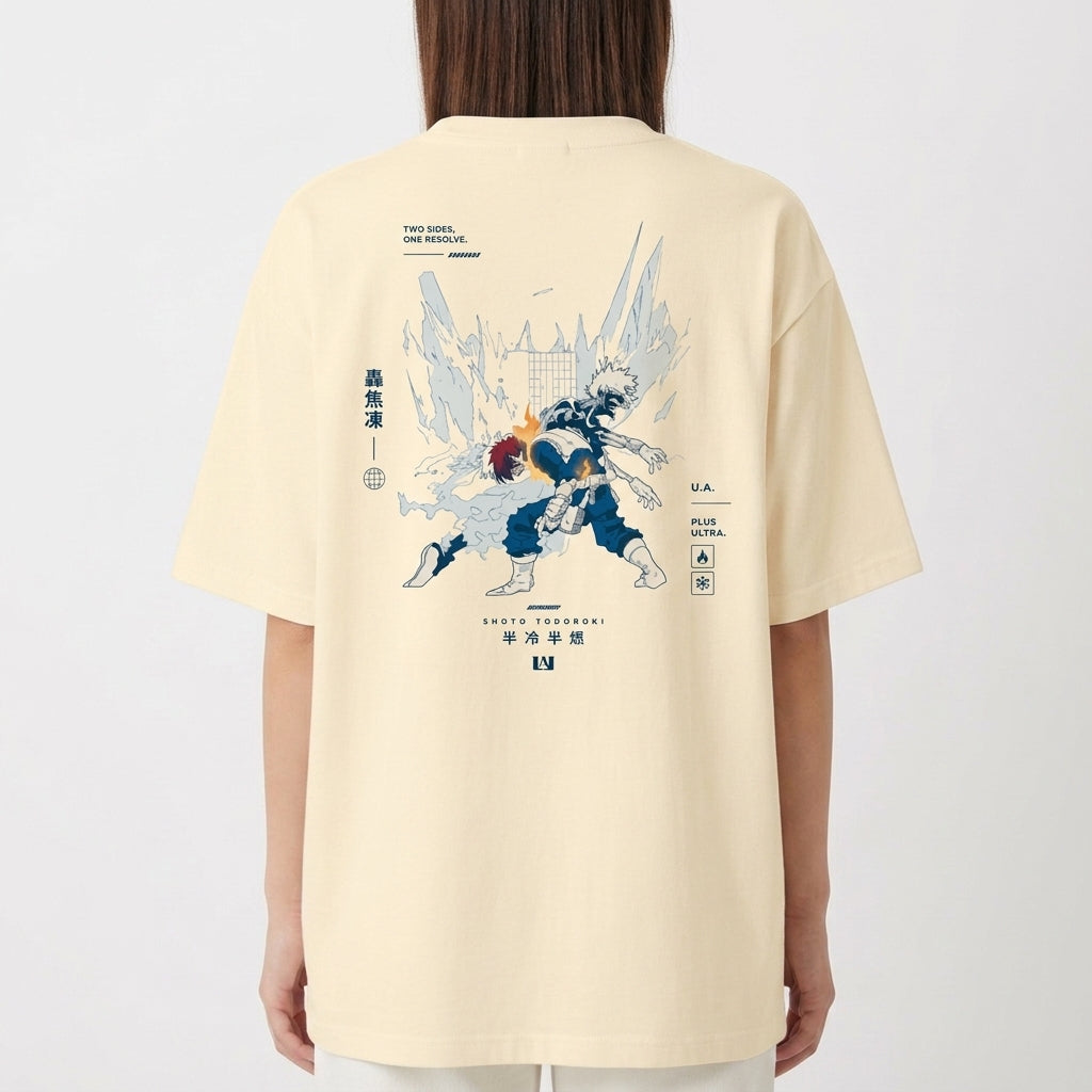 Camiseta com estampa frontal de chama e gelo entrelaçados e estampa traseira de personagem em ação com fundo dinâmico, texto e símbolos decorativos.