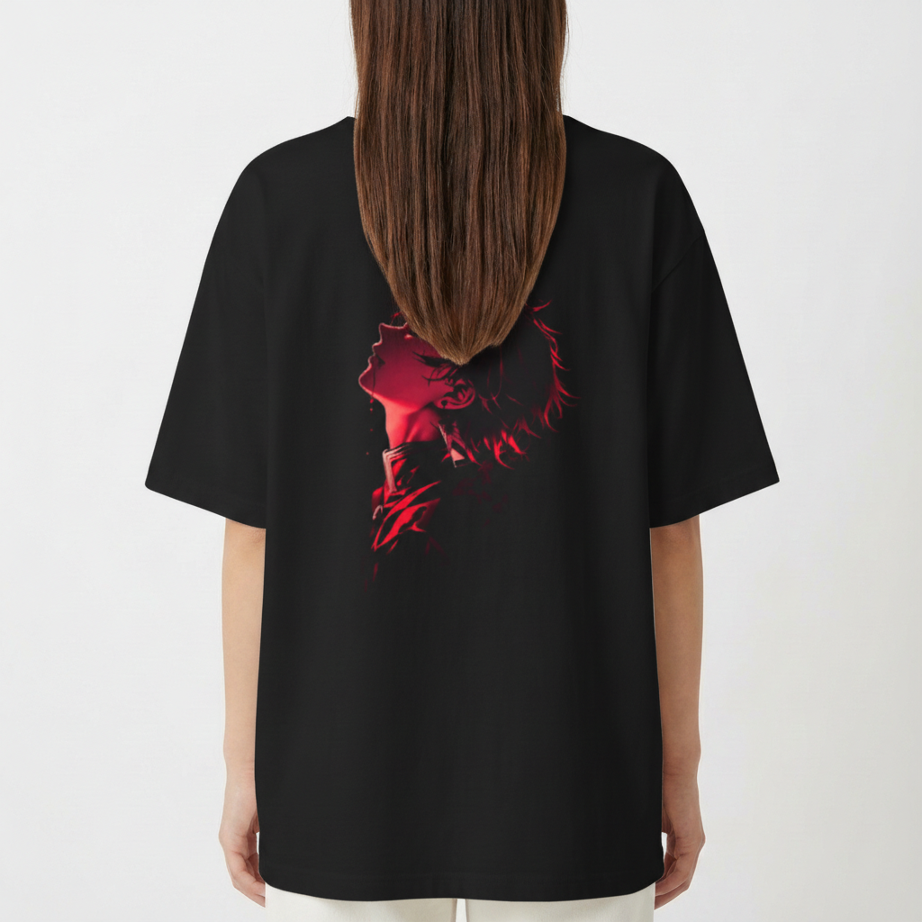 Camiseta com estampa frontal de pequena ilustração de uma mão e palavra "PRAYER" e estampa traseira de figura detalhada em perfil iluminada dramaticamente.