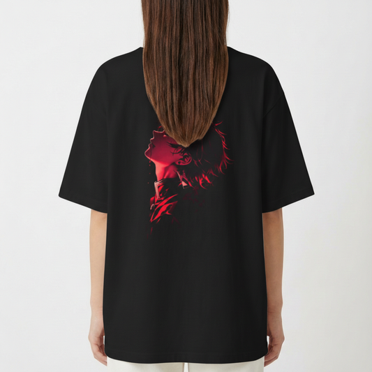 Camiseta com estampa frontal de pequena ilustração de uma mão e palavra "PRAYER" e estampa traseira de figura detalhada em perfil iluminada dramaticamente.