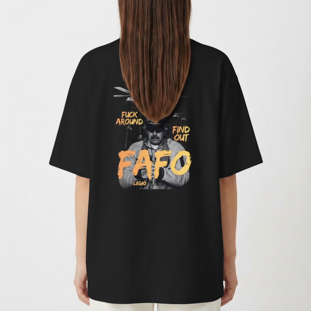 Camiseta com estampa frontal de letras estilizadas "FAFO" e estampa traseira de ilustração com foto central, texto ao redor e helicópteros ao fundo.