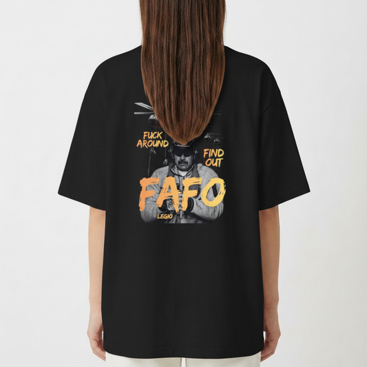 Camiseta com estampa frontal de letras estilizadas "FAFO" e estampa traseira de ilustração com foto central, texto ao redor e helicópteros ao fundo.