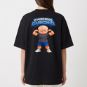 Camiseta com estampa frontal de texto estilizado "O PODEROSO GARINZINHO" e estampa traseira com texto semelhante acima de uma imagem de bebê musculoso.