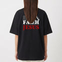 Camiseta com estampa frontal de coliseu estilizado e estampa traseira de figura carregando uma cruz, acompanhada de texto inspirador sobre fé.