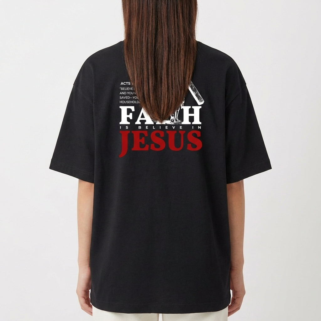 Camiseta com estampa frontal de coliseu estilizado e estampa traseira de figura carregando uma cruz, acompanhada de texto inspirador sobre fé.