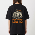 Camiseta com estampa frontal de letras estilizadas e estampa traseira de lutador em pose desafiadora, acompanhado da frase "HIGH VOLUME LOW IQ".