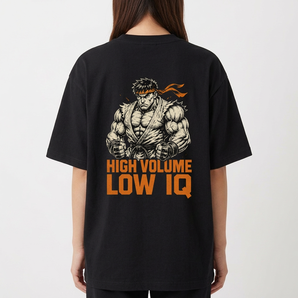 Camiseta com estampa frontal de letras estilizadas e estampa traseira de lutador em pose desafiadora, acompanhado da frase "HIGH VOLUME LOW IQ".