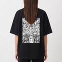 Moletom com estampa traseira de figura central musculosa cercada por criaturas fantásticas e detalhes intricados em design monocromático.