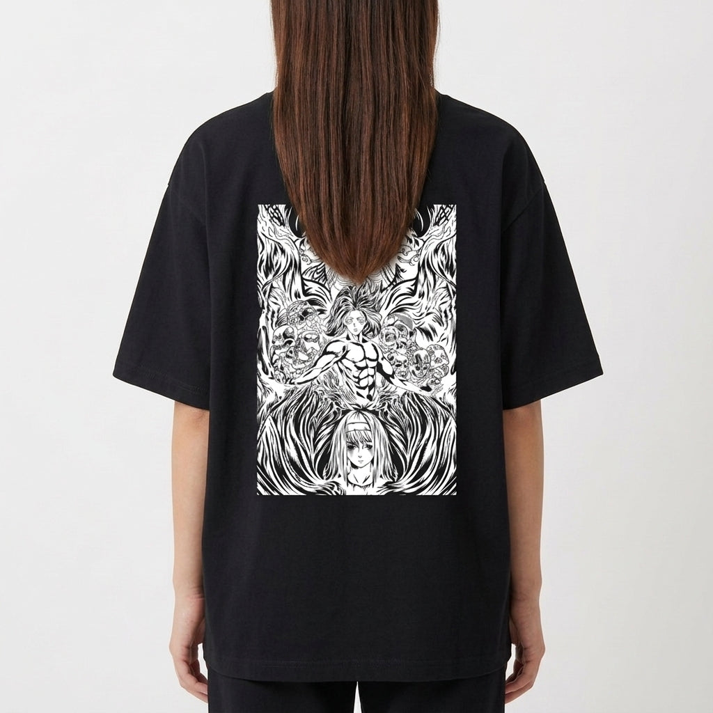 Moletom com estampa traseira de figura central musculosa cercada por criaturas fantásticas e detalhes intricados em design monocromático.