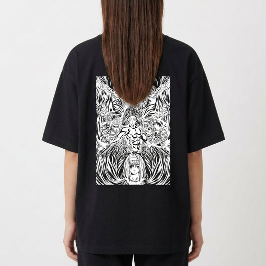Moletom com estampa traseira de figura central musculosa cercada por criaturas fantásticas e detalhes intricados em design monocromático.