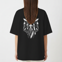 Camiseta com estampa frontal de logotipo estilizado "Seravia" e estampa traseira de figura feminina mística com elementos decorativos e chamas ao fundo.