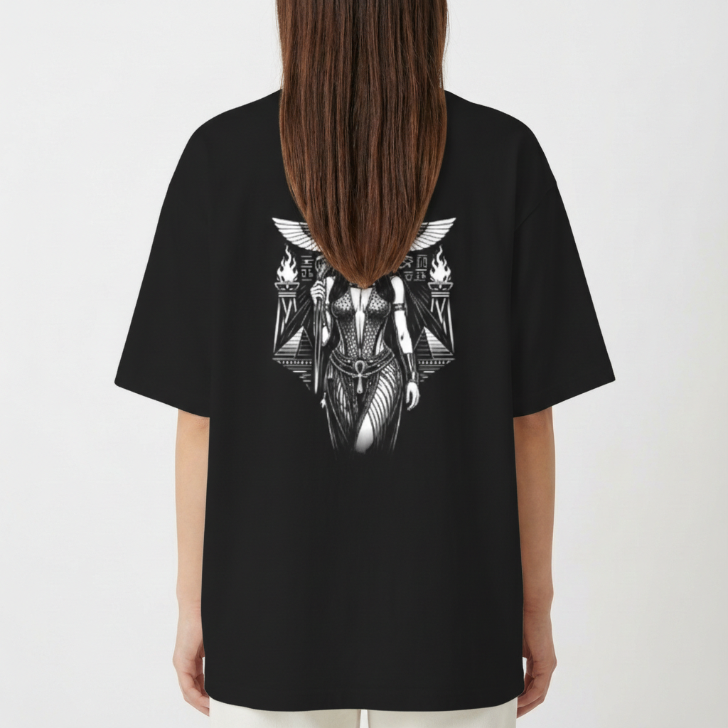 Camiseta com estampa frontal de logotipo estilizado "Seravia" e estampa traseira de figura feminina mística com elementos decorativos e chamas ao fundo.
