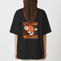 Moletom com estampa traseira de personagem laranja estilizado segurando uma flor, rodeado por repetição da palavra "VITAMIN" e texto "URBAN STYLE".