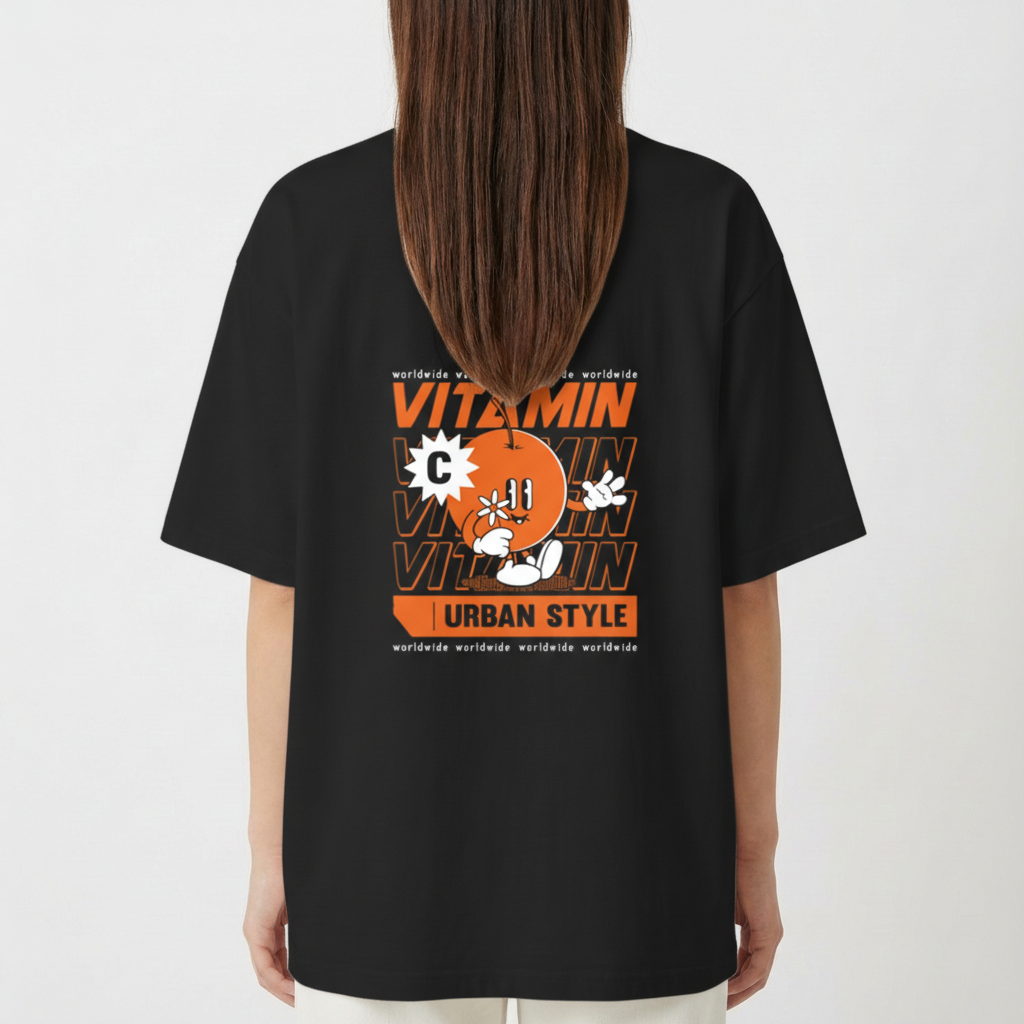 Moletom com estampa traseira de personagem laranja estilizado segurando uma flor, rodeado por repetição da palavra "VITAMIN" e texto "URBAN STYLE".