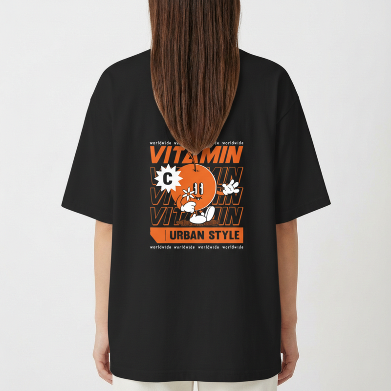Moletom com estampa traseira de personagem laranja estilizado segurando uma flor, rodeado por repetição da palavra "VITAMIN" e texto "URBAN STYLE".