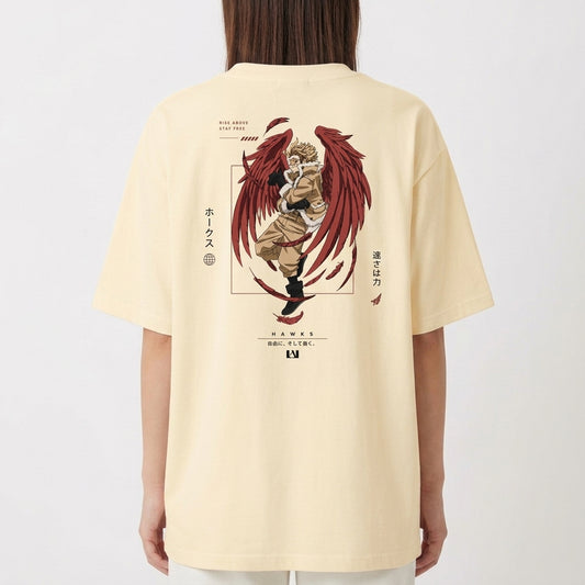 Camiseta com estampa frontal de caracteres japoneses e uma pena vermelha estilizada e estampa traseira de figura alada centralizada com elementos geométricos.