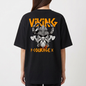 Camiseta com estampa frontal de pequena figura abstrata e estampa traseira de ilustração de guerreiro viking com capacete ornamentado e inscrição "Viking Courage".