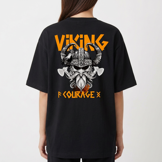 Camiseta com estampa frontal de pequena figura abstrata e estampa traseira de ilustração de guerreiro viking com capacete ornamentado e inscrição "Viking Courage".