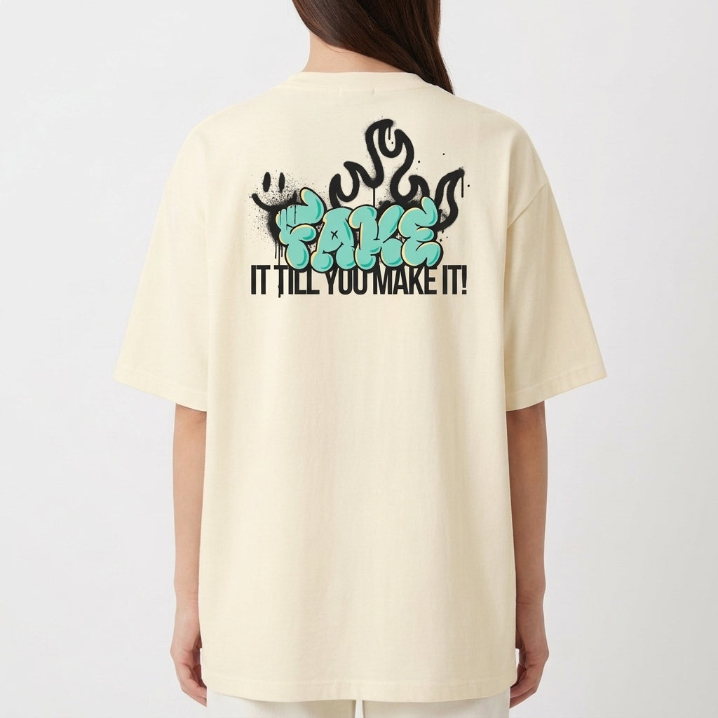Camiseta com estampa frontal de palavra estilizada em grafite e estampa traseira de desenhos abstratos com frase em destaque em fontes ousadas.