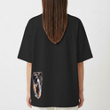 Camiseta com estampa frontal de coroa de espinhos detalhada e estampa traseira de figura angelical segurando uma espada, acompanhada de tipografia estilizada.