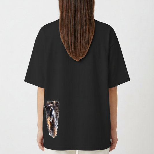 Camiseta com estampa frontal de coroa de espinhos detalhada e estampa traseira de figura angelical segurando uma espada, acompanhada de tipografia estilizada.
