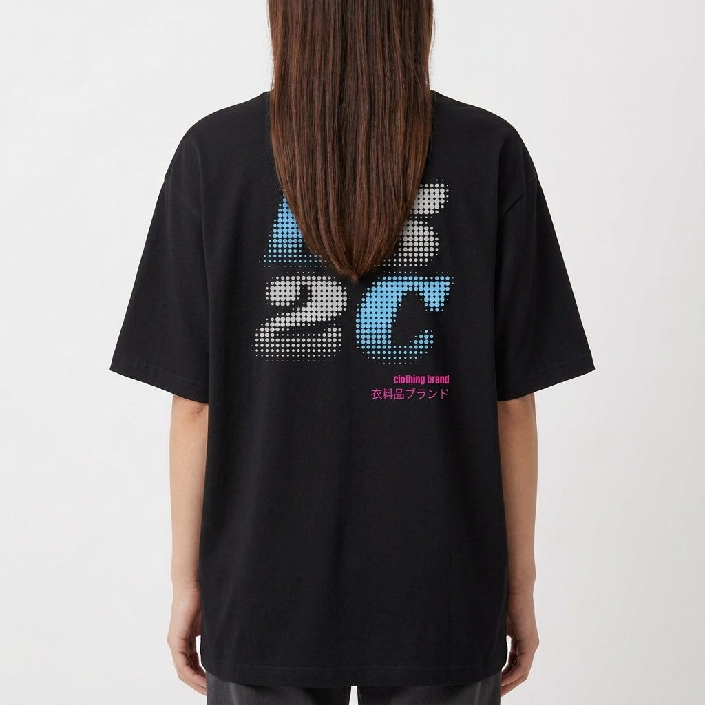 Camiseta com estampa frontal de “L5 2C” em estilo pixelizado e texto menor em roxo, e estampa traseira ampliada do mesmo texto com caracteres adicionais.