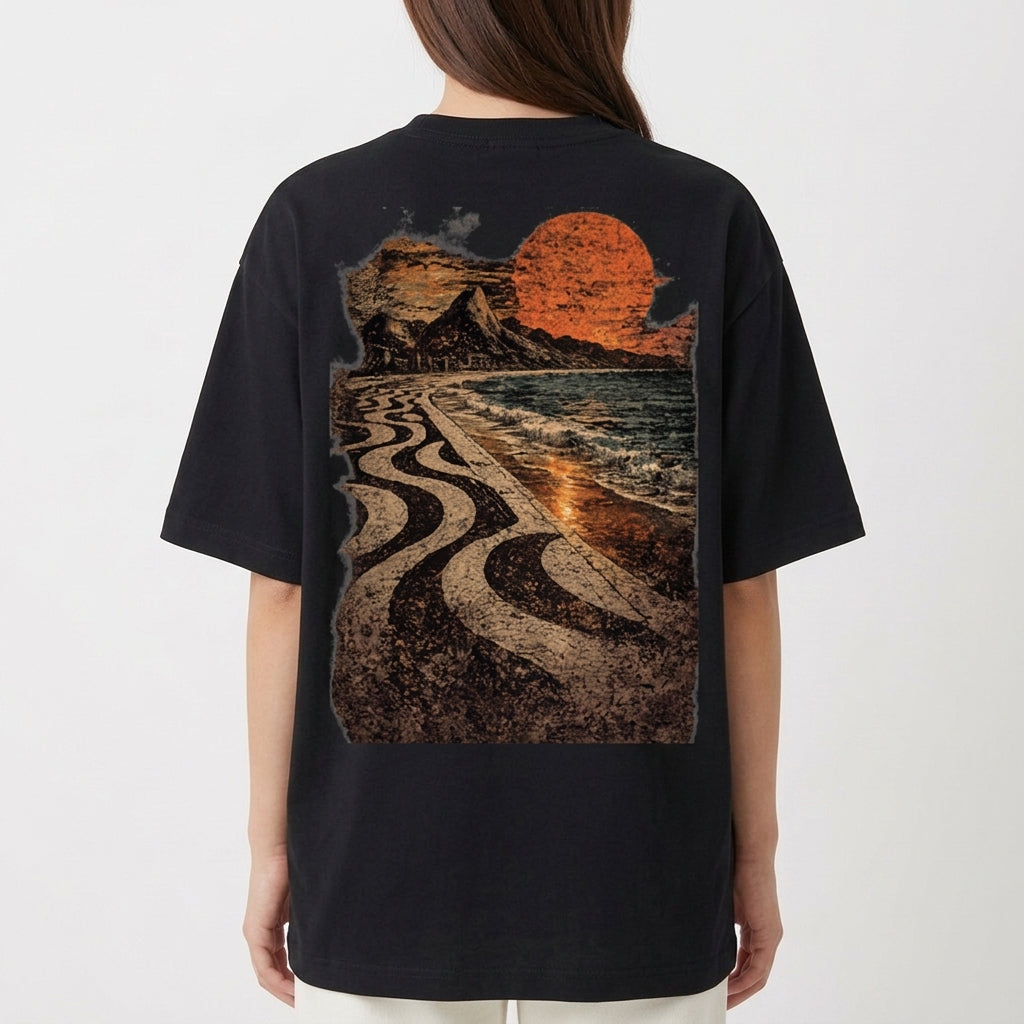 Camiseta com estampa frontal de símbolo minimalista no canto inferior e estampa traseira de paisagem praiana ao entardecer com padrão de calçada ondulada.