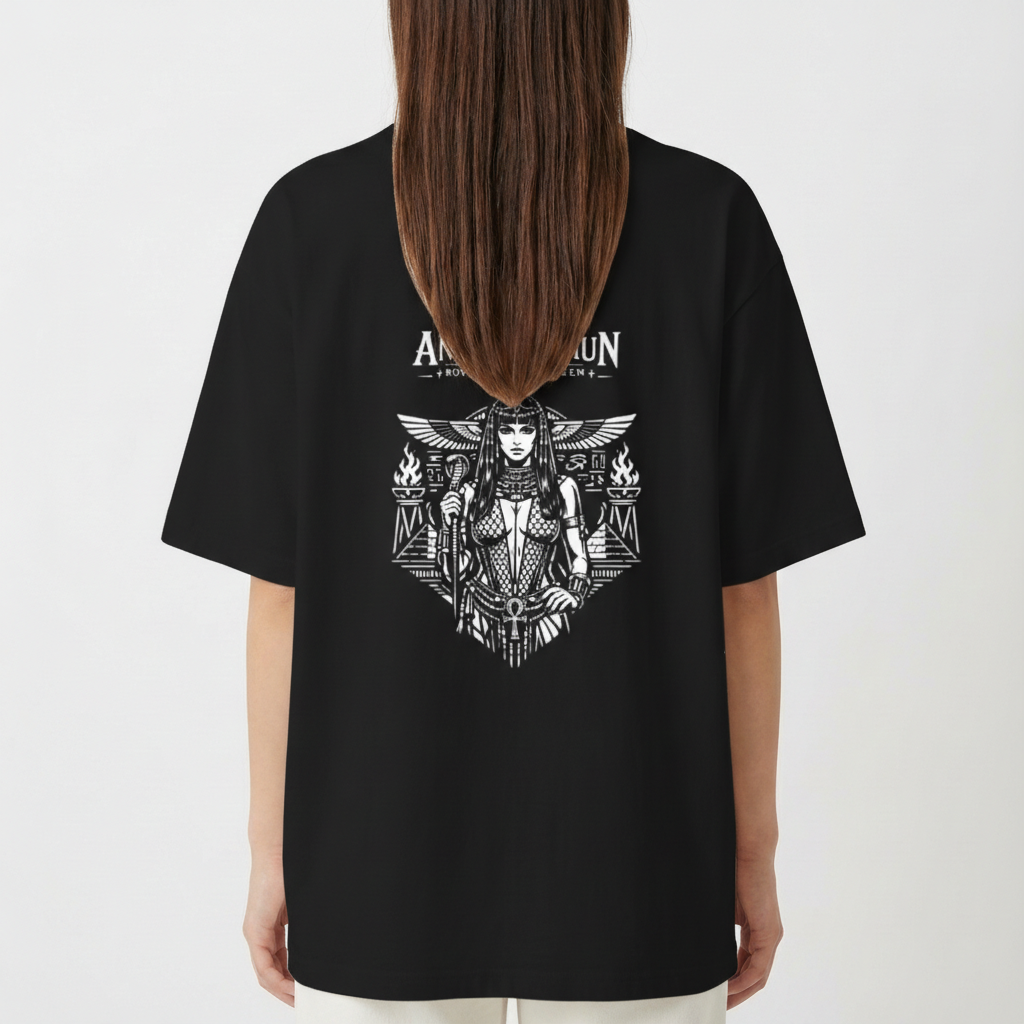 Camiseta com estampa frontal de logotipo estilizado com "Seravia" e estampa traseira de figura detalhada de uma rainha egípcia entre elementos tradicionais.