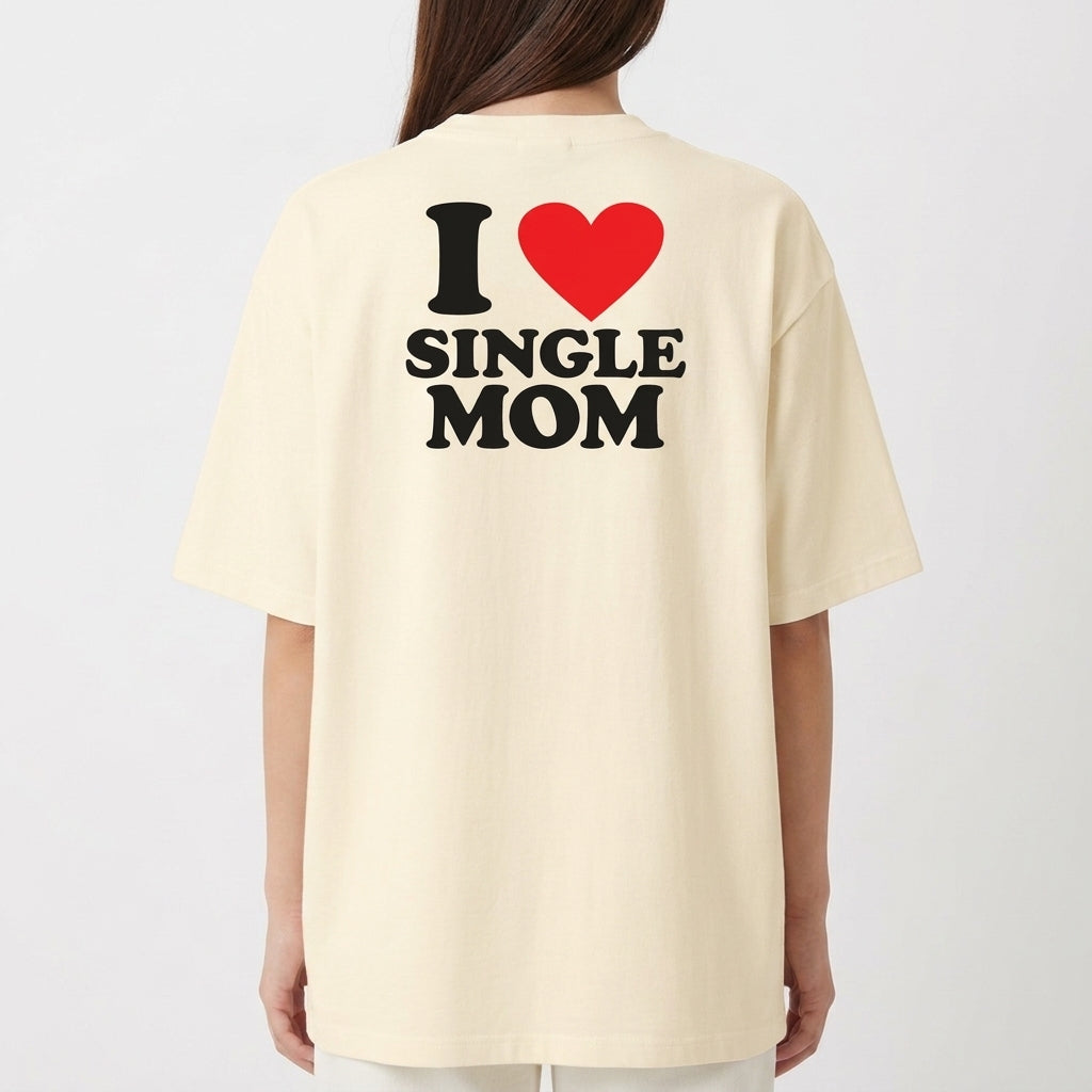 Camiseta com estampa frontal de texto "DESTROY" em estilo tipográfico e estampa traseira de "I ♥ SINGLE MOM" com o coração em destaque centralizado.