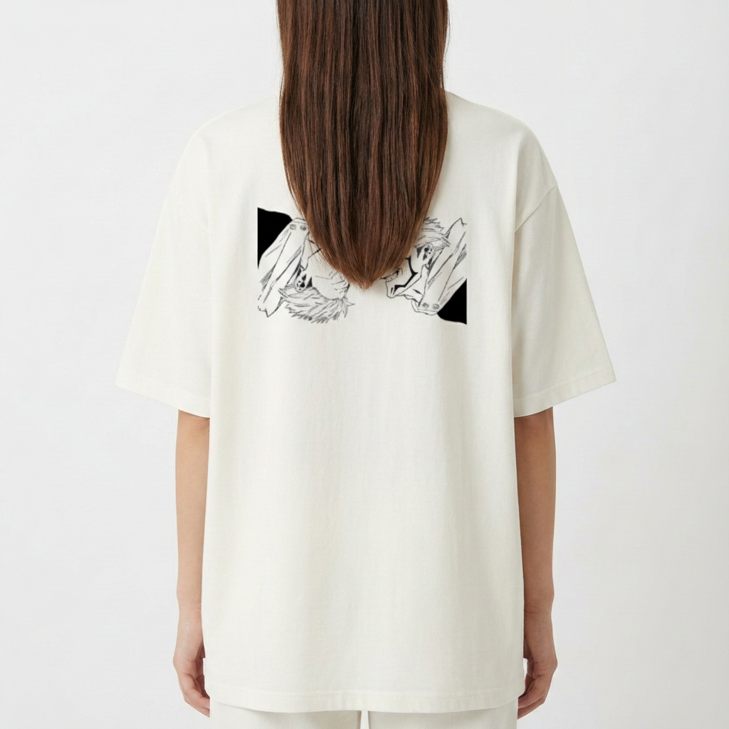 Camiseta com estampa frontal de caracteres estilizados e detalhe decorativo, e estampa traseira de dois rostos em perfil em estilo artístico.