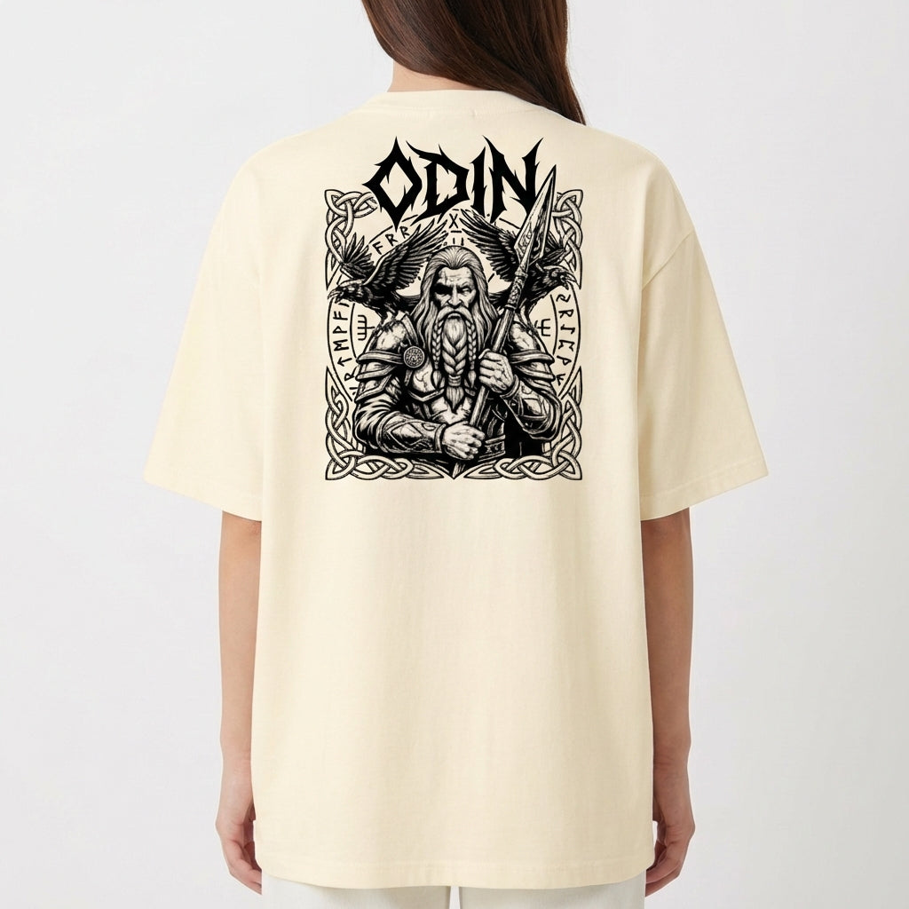 Camiseta com estampa frontal de logotipo com texto "Serbia" em destaque e estampa traseira apresentando ilustração de Odin com detalhes vikings elaborados.