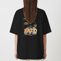 Camiseta com estampa frontal de "FAFO" em destaque e estampa traseira com figura masculina, helicópteros ao fundo e a frase "Fuck Around Find Out".