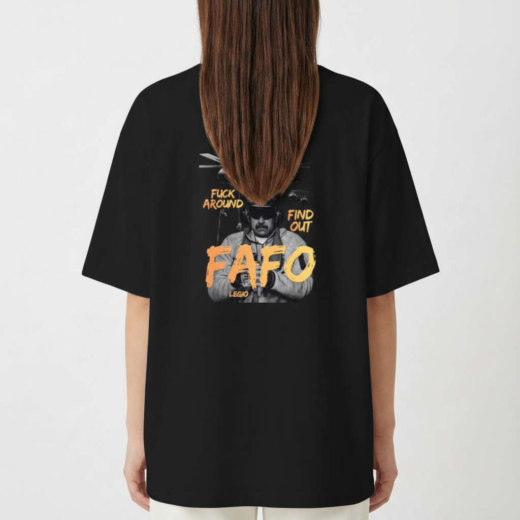 Camiseta com estampa frontal de "FAFO" em destaque e estampa traseira com figura masculina, helicópteros ao fundo e a frase "Fuck Around Find Out".