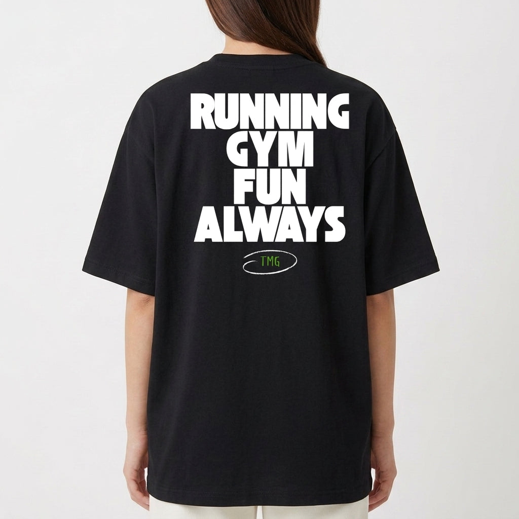 Camiseta com estampa frontal de pequeno logotipo geométrico e estampa traseira de palavras "RUNNING GYM FUN ALWAYS" sobre um oval com "TMG".