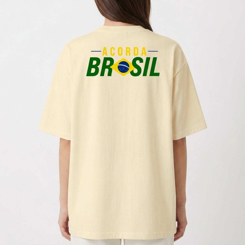 Camiseta com estampa frontal de texto "EXEOVER" e detalhe gráfico central, e estampa traseira de texto "ACORDA BRASIL" com símbolo gráfico integrado.