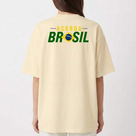 Camiseta com estampa frontal de texto "EXEOVER" e detalhe gráfico central, e estampa traseira de texto "ACORDA BRASIL" com símbolo gráfico integrado.