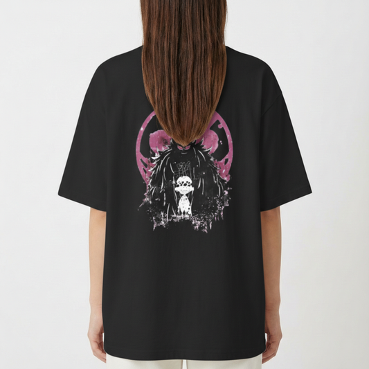 Camiseta com estampa frontal de logotipo circular com elementos de folhas e texto ao redor e estampa traseira de figura sombria com fundo circular abstrato.