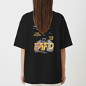 Camiseta com estampa frontal de letras grandes "FAFO" e estampa traseira de imagem de homem com helicópteros ao fundo e frases "Fuck Around Find Out".