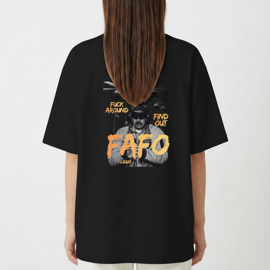 Camiseta com estampa frontal de letras grandes "FAFO" e estampa traseira de imagem de homem com helicópteros ao fundo e frases "Fuck Around Find Out".