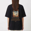 Camiseta com estampa frontal de uma coroa acima de texto "O Tigre Branco (Byakko)" e estampa traseira de tigre sob céu estrelado com folhas e texto japonês.