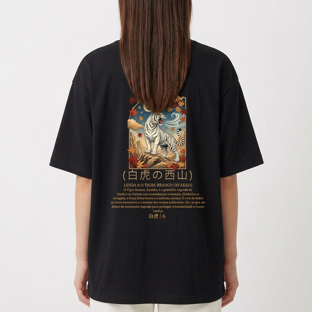 Camiseta com estampa frontal de uma coroa acima de texto "O Tigre Branco (Byakko)" e estampa traseira de tigre sob céu estrelado com folhas e texto japonês.