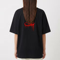 Camiseta com estampa frontal de "No Mercy Club" em estilo gotejante e estampa traseira de cobra desenhada com detalhes ousados em estilo gráfico.