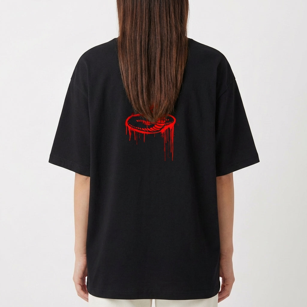 Camiseta com estampa frontal de "No Mercy Club" em estilo gotejante e estampa traseira de cobra desenhada com detalhes ousados em estilo gráfico.