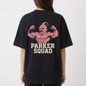 Camiseta com estampa frontal de logotipo estilizado com letras e estampa traseira de personagem musculoso flexionando, acompanhado do texto "Parker Squad".