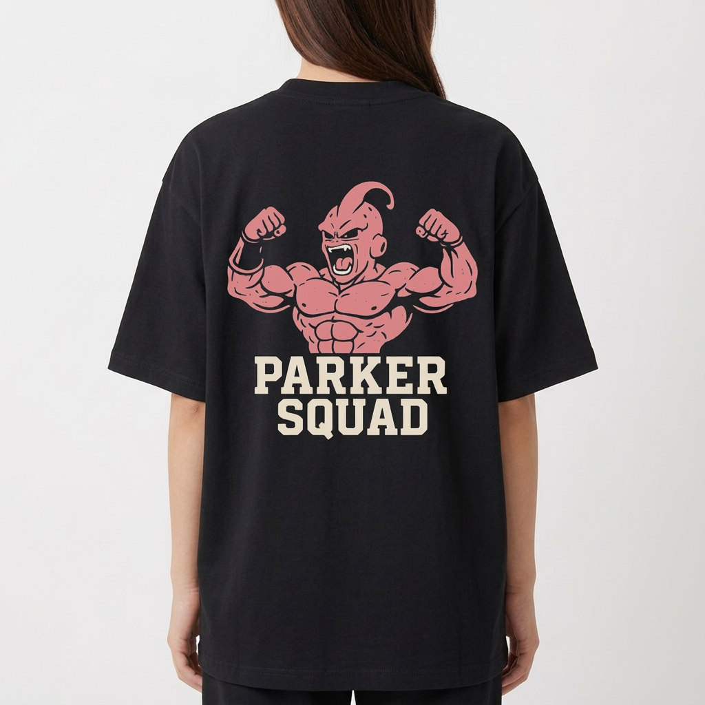 Camiseta com estampa frontal de logotipo estilizado com letras e estampa traseira de personagem musculoso flexionando, acompanhado do texto "Parker Squad".