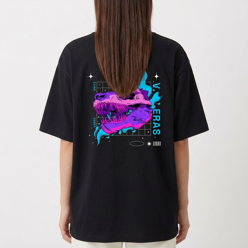 Camiseta com estampa frontal de logotipo estilizado pequeno e estampa traseira de crânio roxo com detalhes gráficos, texto futurista e elementos geométricos.